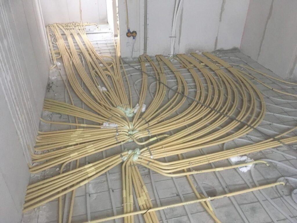 Leidingwerk in de vloer van een nieuwbouwwoning