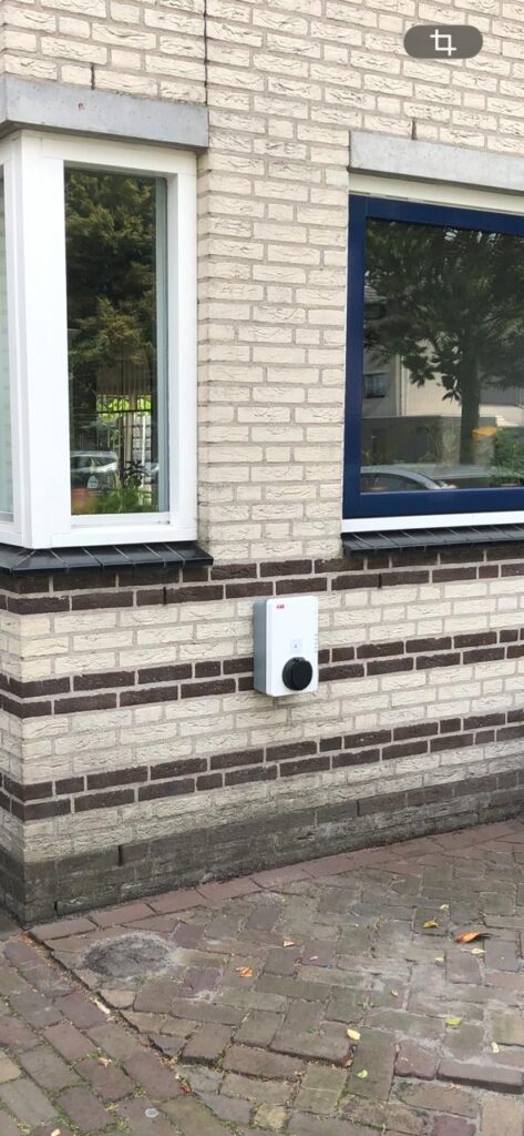 ABB-wandlader aan de gevel