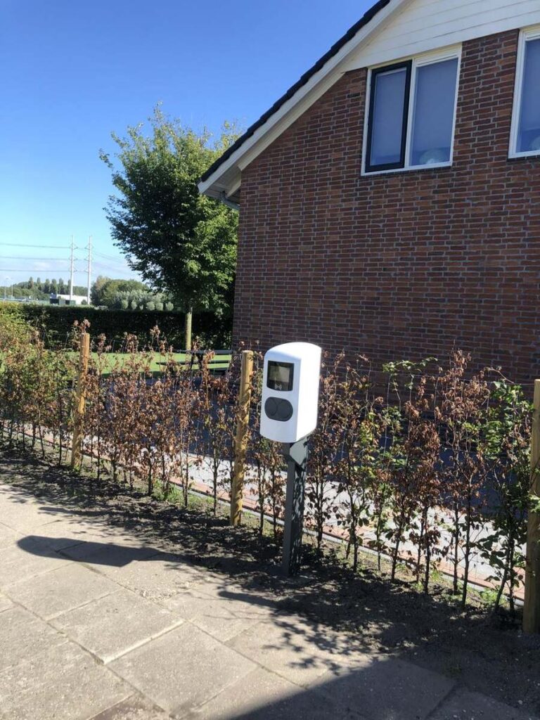 Alfen-laadpaal naast een woning