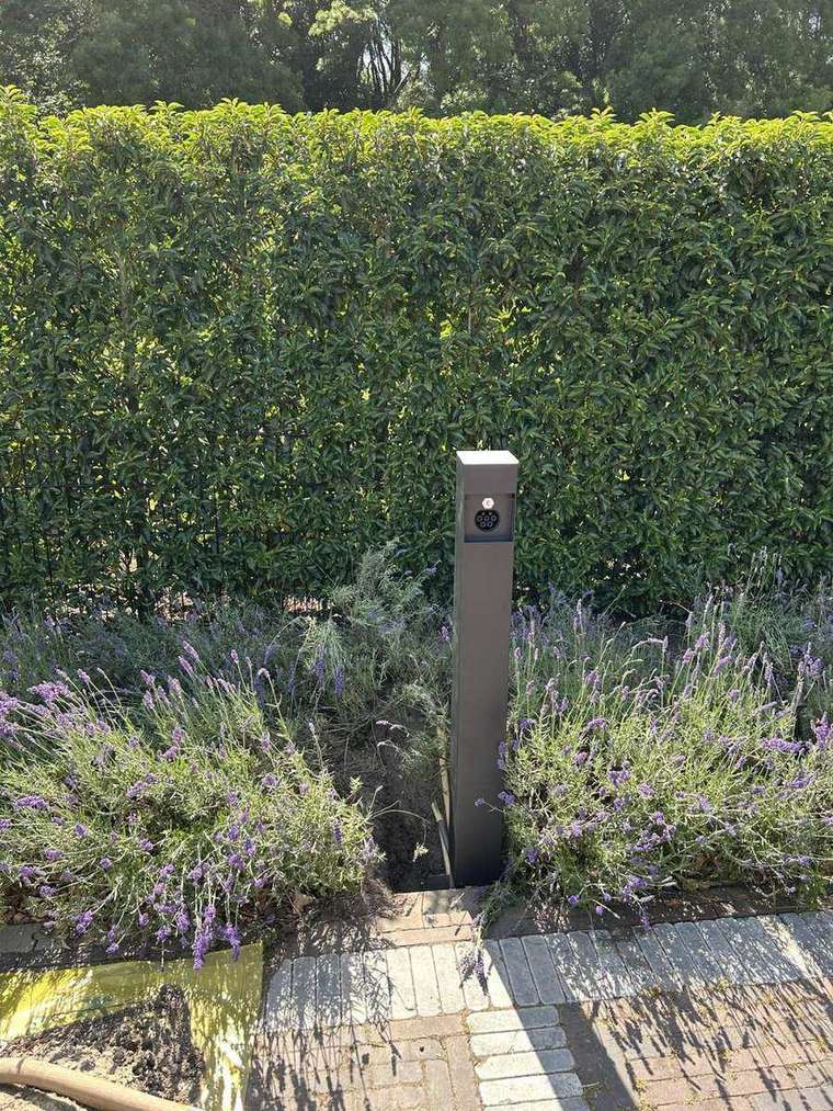 Vrijstaande Smappee-laadpaal in de tuin