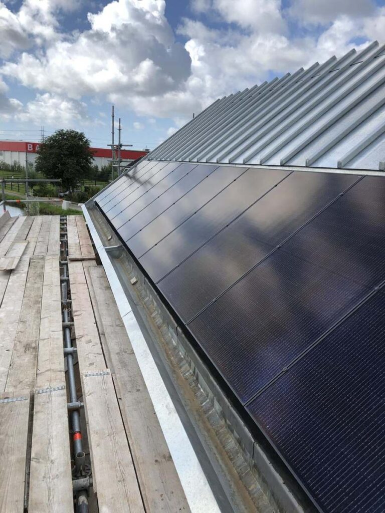 Zonnepanelen die stroom leveren voor de thuisbatterij