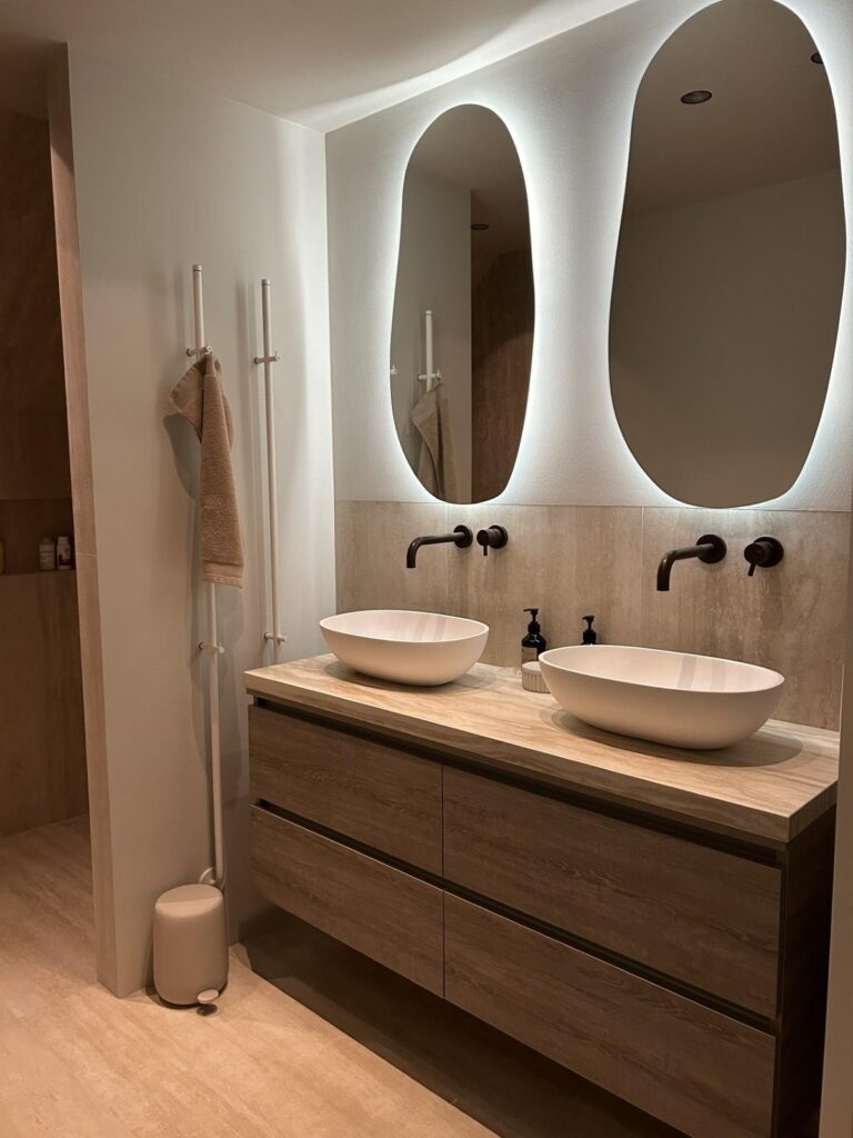 Badkamer met verlichte spiegels