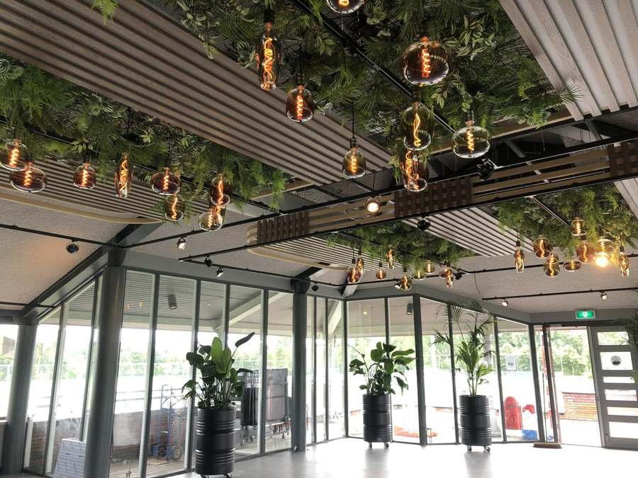 Sfeerverlichting aan een horecaplafond