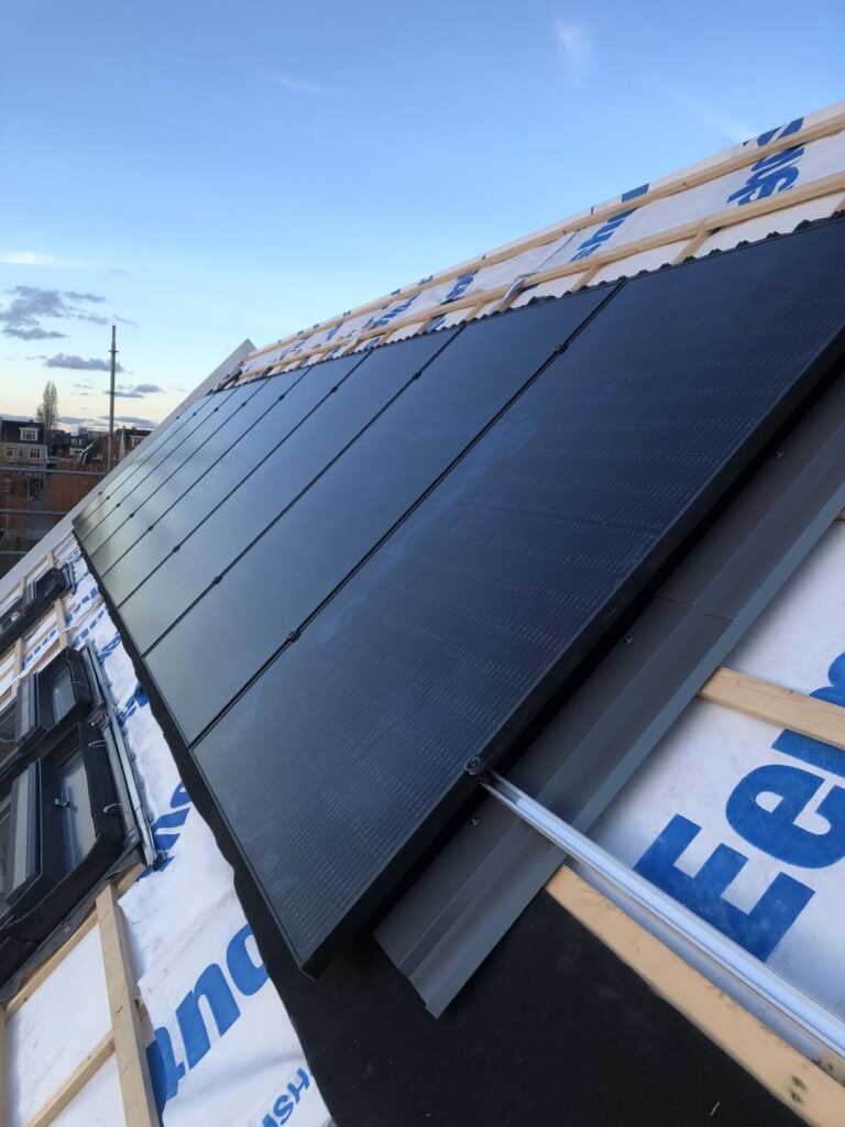In-dak zonnepanelen tijdens de montage