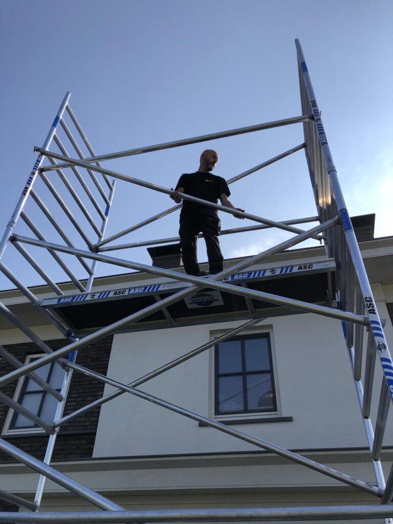 Montage van zonnepanelen op een woning
